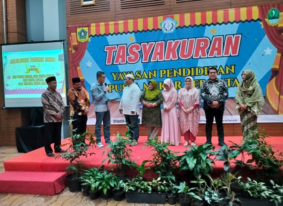 Menghadiri dan memberikan sambutan pada acara Tasyakuran Yayasan Pendidikan Puspa Mekar Permata.